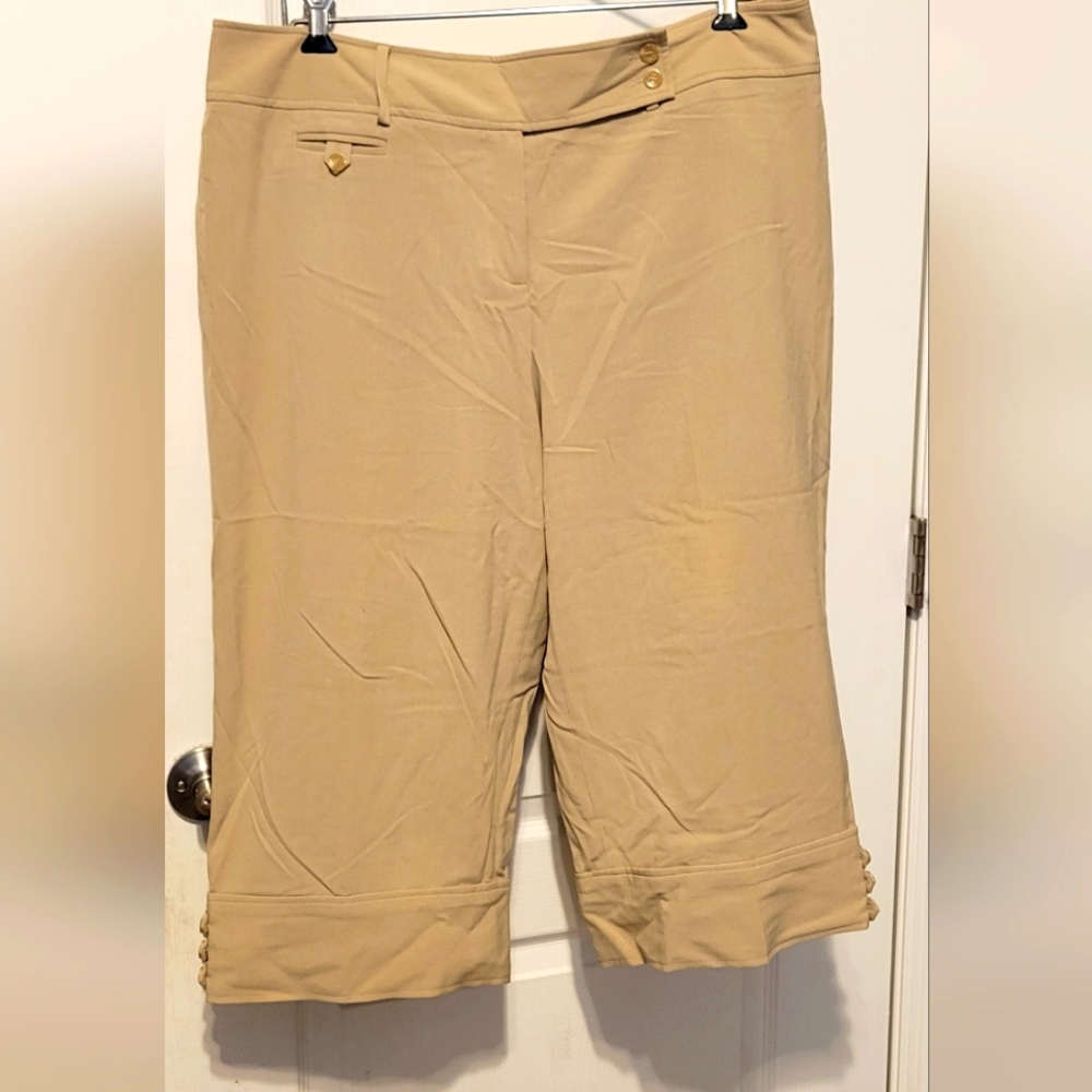 NWOT Women's capri dress trousers. Size 18.